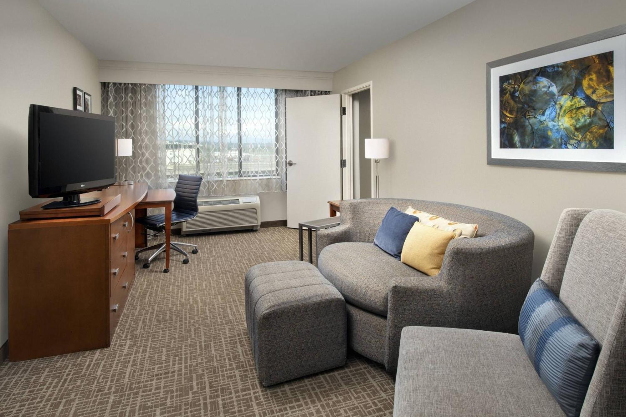 Courtyard Tacoma Downtown Hotel Exterior photo